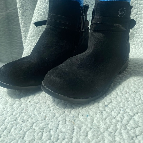 Mk boots in black has a couple scuff marks but cute boots - Picture 13 of 13